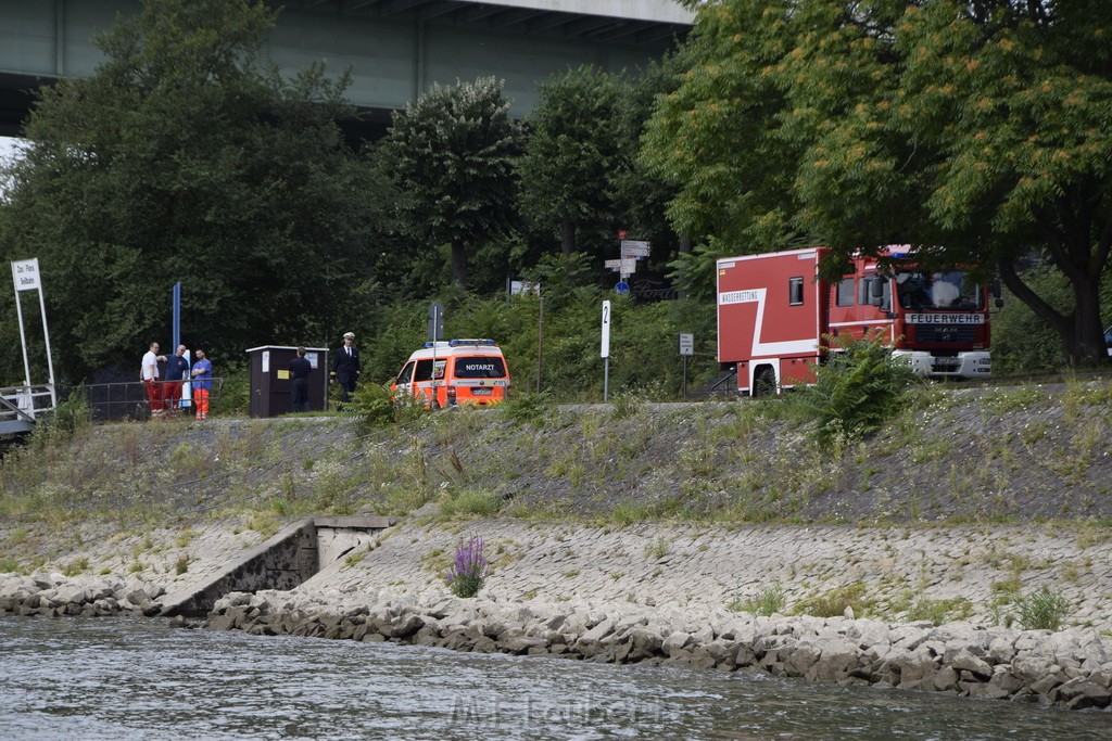 Uebung BF Taucher und Presse Koeln Zoobruecke Rhein P106.JPG - Miklos Laubert